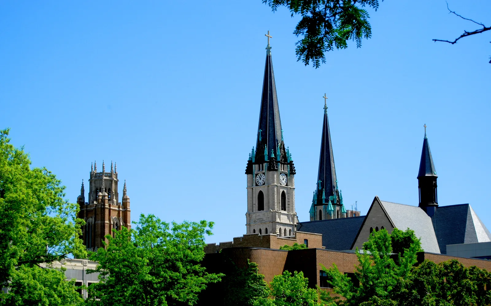 Шпили церкви Gesu и башня Johnston Hall над кампусом Marquette University в Милуоки