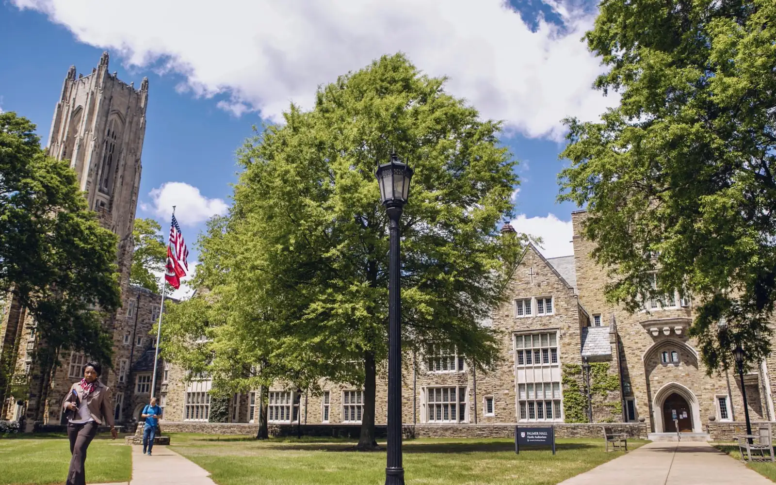 Главный учебный корпус и башня Halliburton в кампусе Rhodes College в Мемфисе