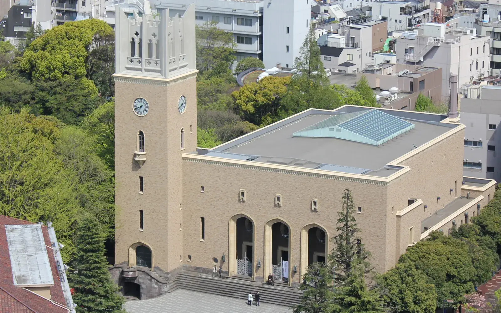 Аудитория Окума с часовой башней на кампусе Waseda University в Токио