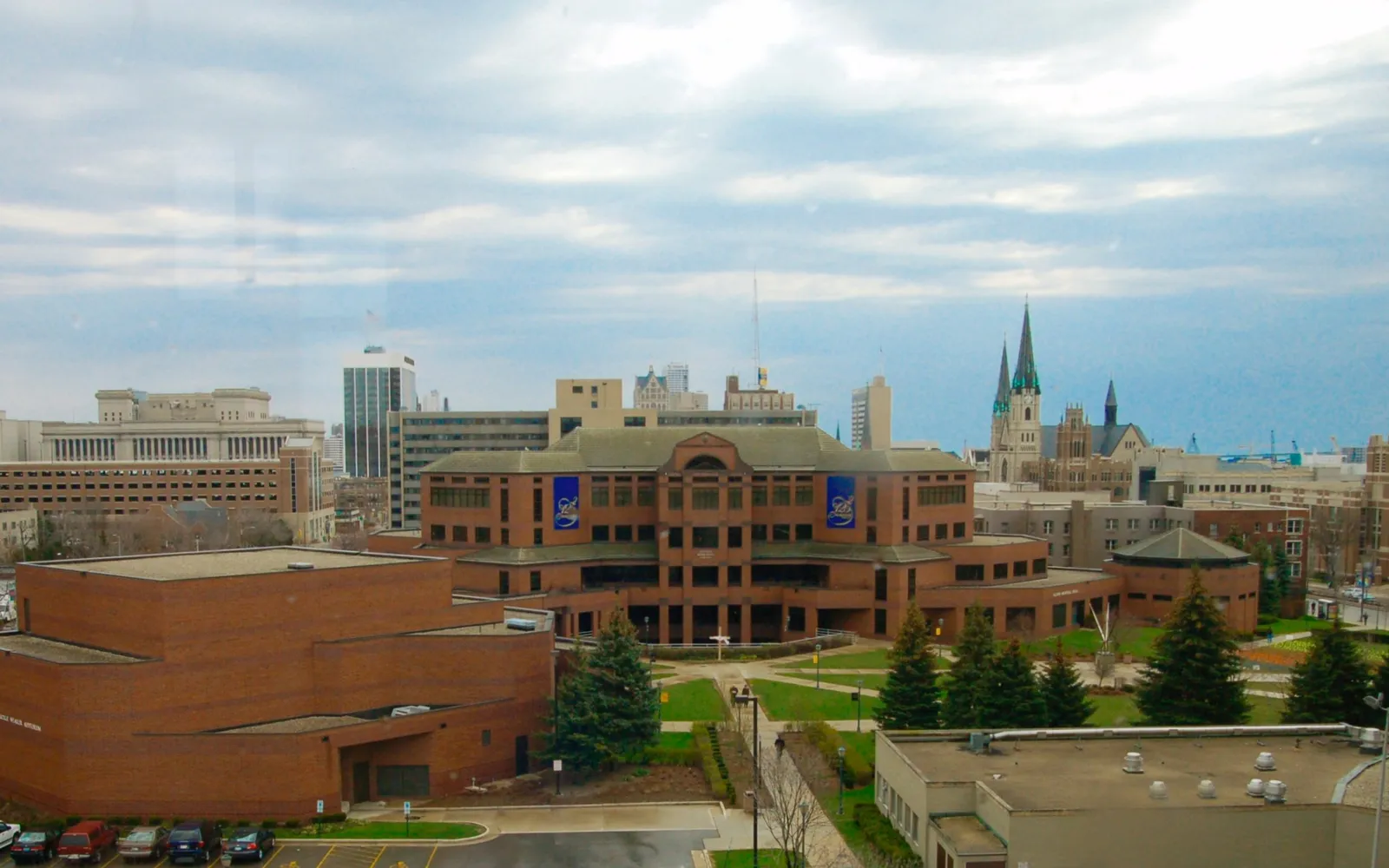 Кампус Marquette University в Милуоки и шпили церкви Gesu