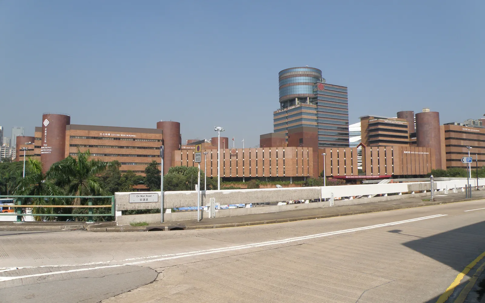 Краснокирпичные корпуса и башня кампуса The Hong Kong Polytechnic University в Хунхоме