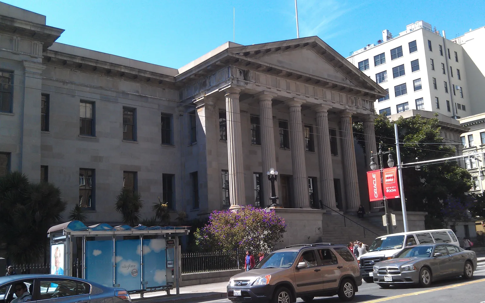 Здание Old Mint на улице Mission в Сан-Франциско, рядом с Mint Plaza, где находится Minerva University