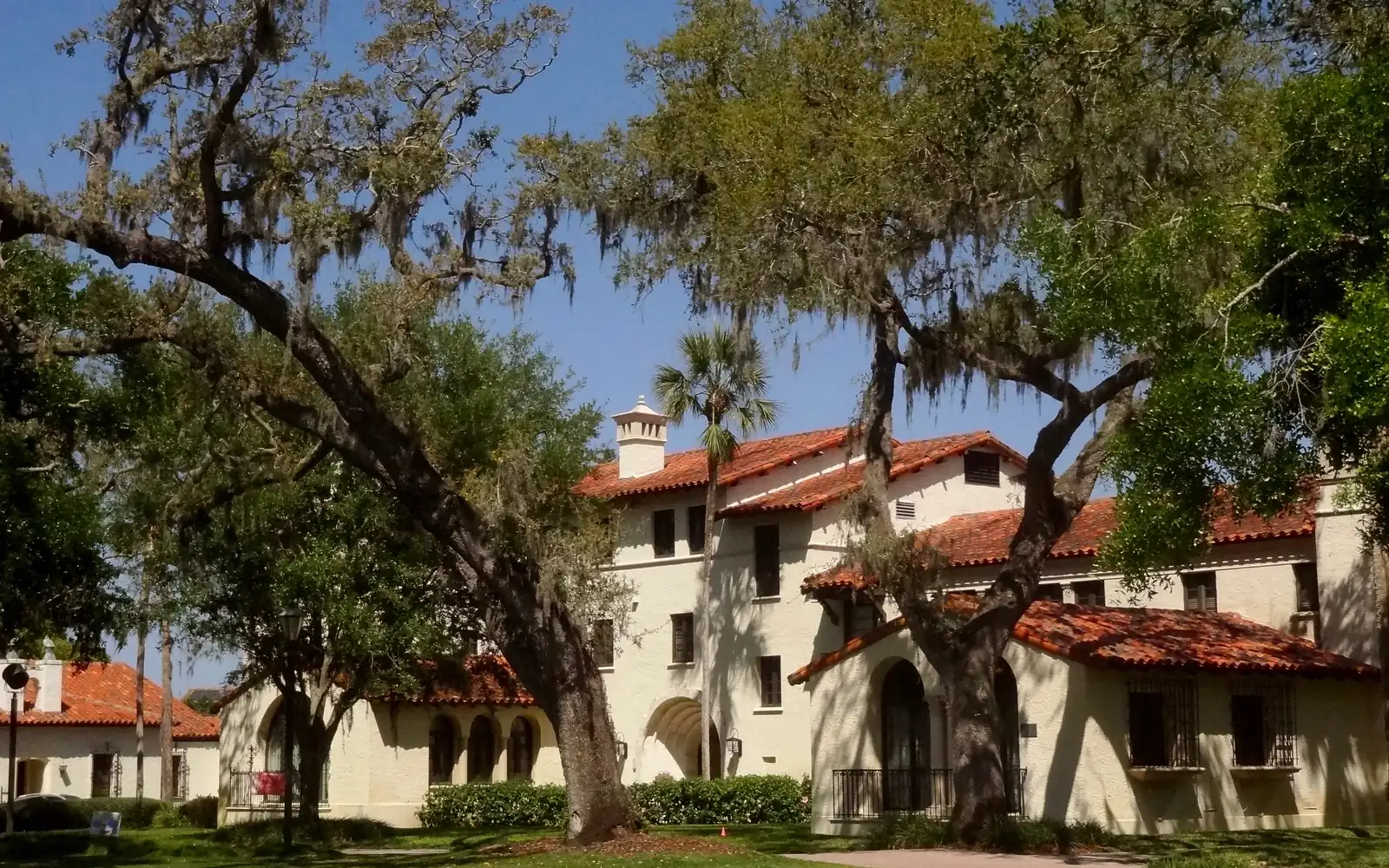 Корпуса Rollins College под дубами в Уинтер-Парке, Флорида