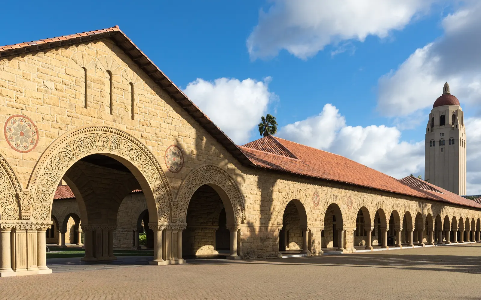Главный двор Stanford University и башня Hoover Tower
