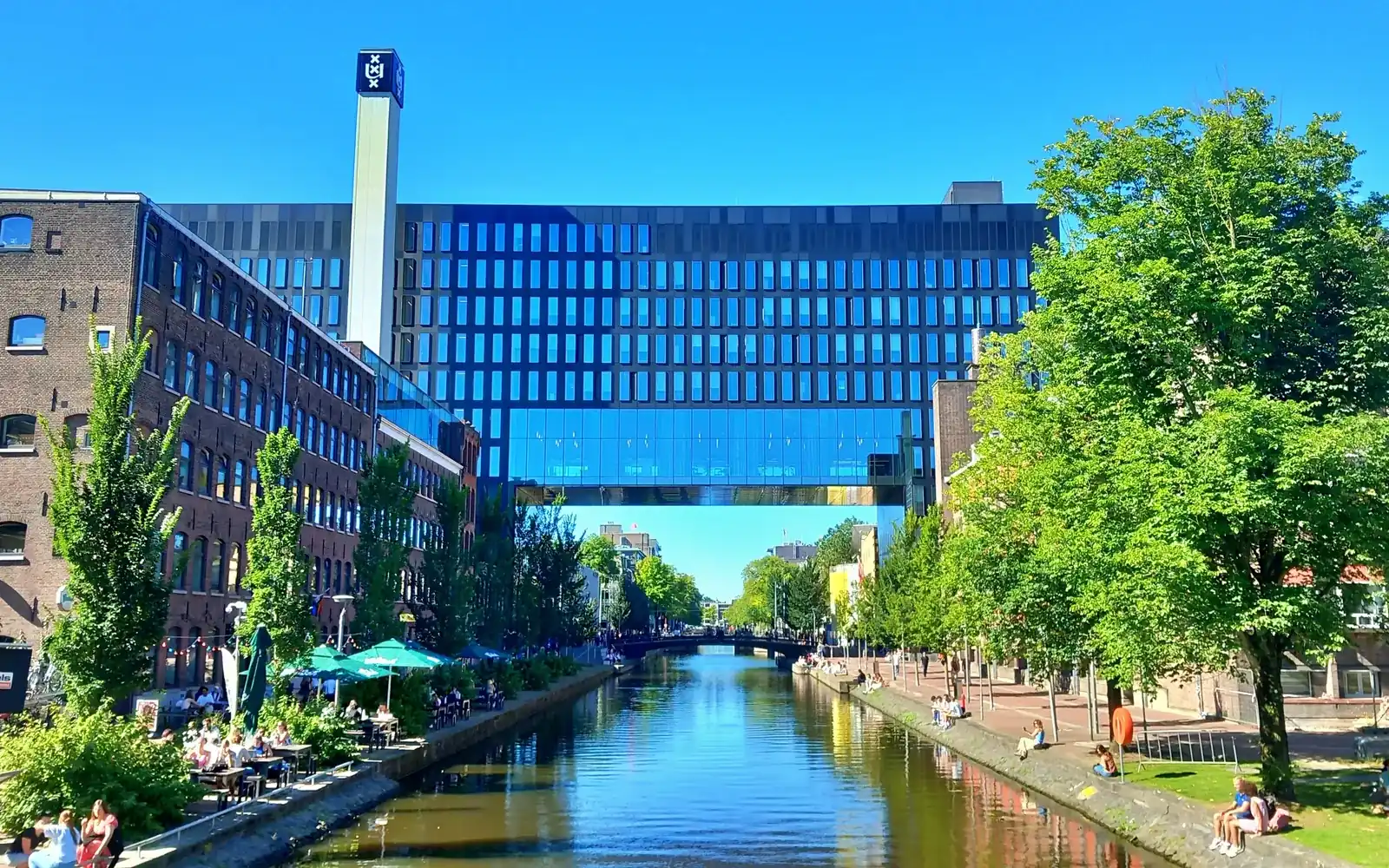 Кампус Roeterseiland University of Amsterdam над каналом