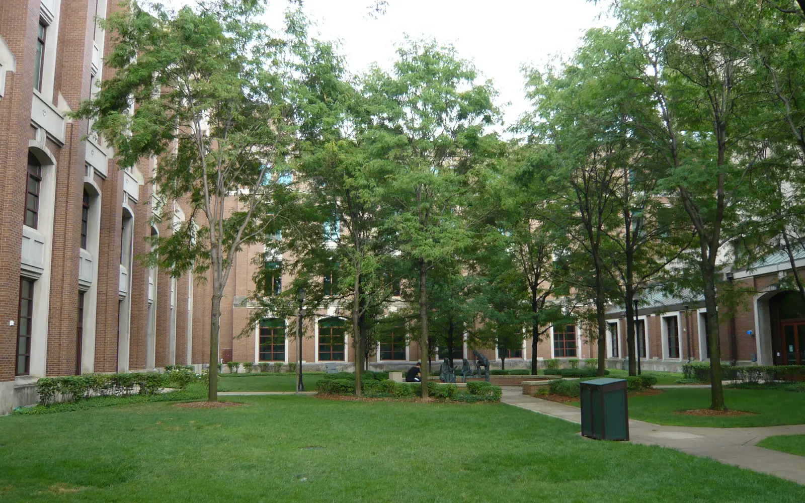 Зелёный двор кампуса DePaul University в районе Lincoln Park в Чикаго