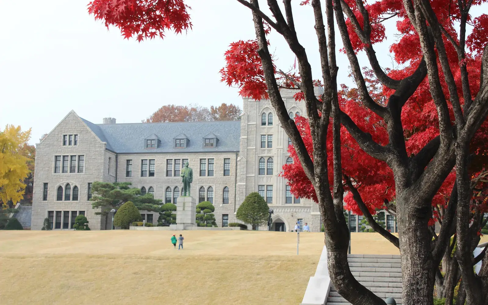 Главный корпус Korea University в Сеуле и красные клёны осенью