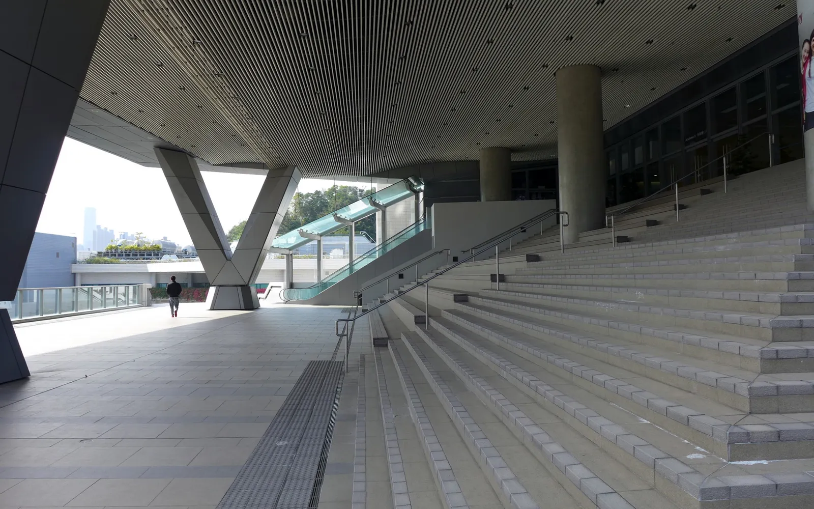 Открытая площадка у корпуса Academic 3 в кампусе City University of Hong Kong