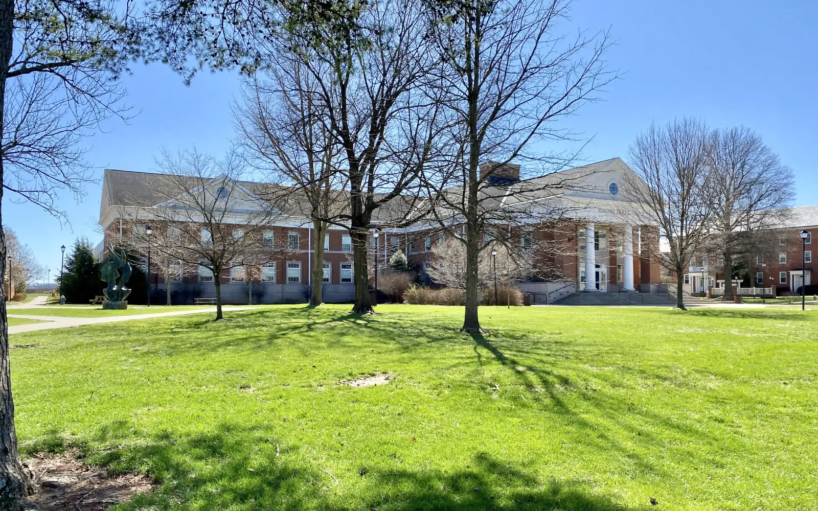 Young Hall и лужайка кампуса Centre College в Данвилле, Кентукки