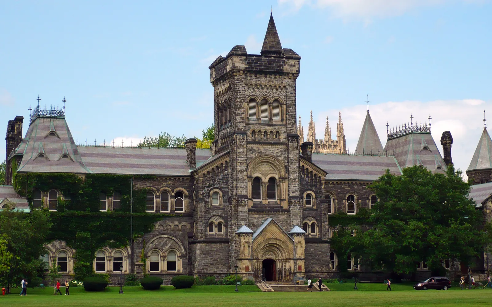 University College в кампусе University of Toronto, куда Дамир получил приглашение годом позже