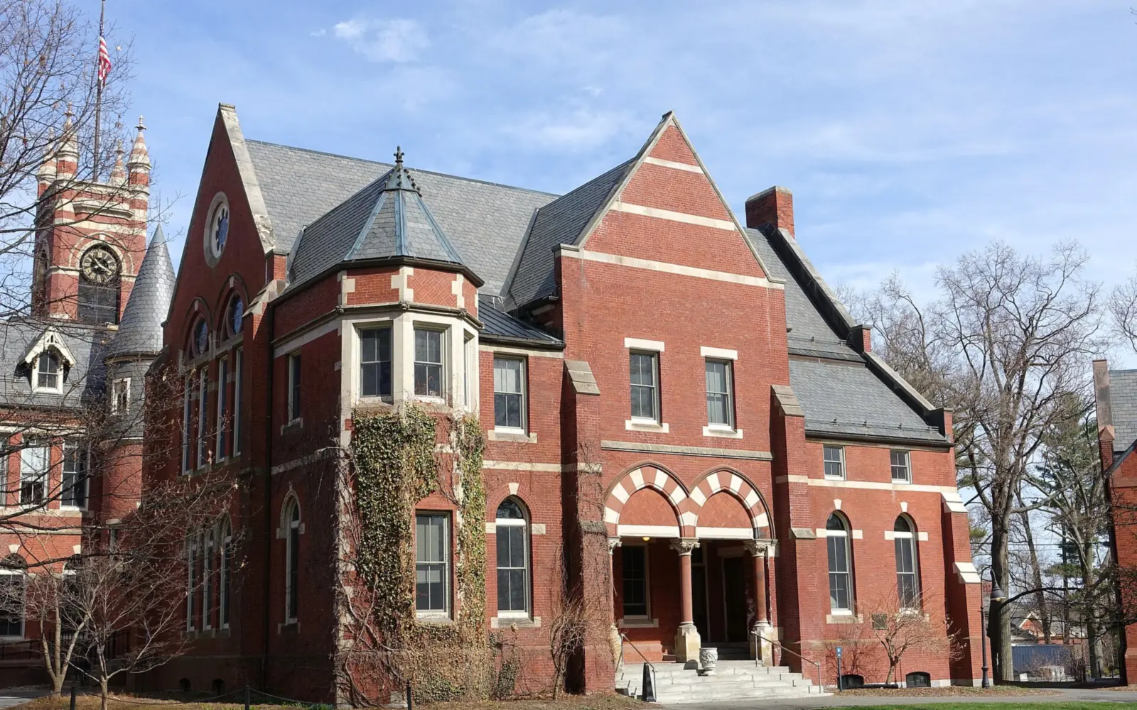 Кирпичный корпус College Hall в кампусе Smith College в Нортгемптоне