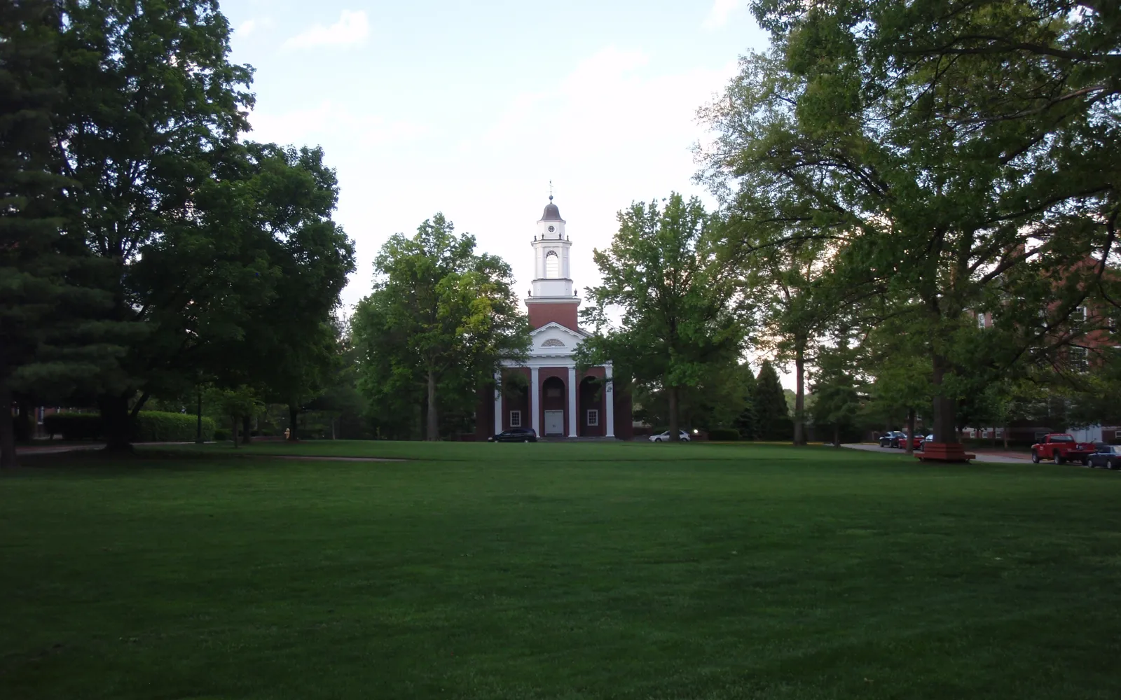 Зелёная лужайка кампуса Wabash College и часовня с белой башней