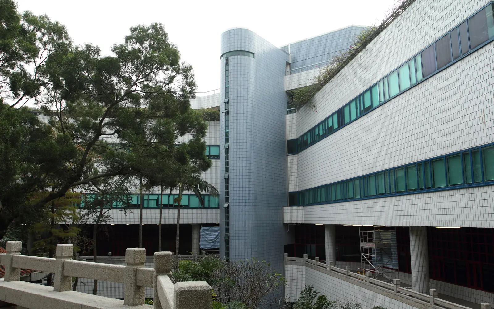 Учебные корпуса и сад в кампусе City University of Hong Kong