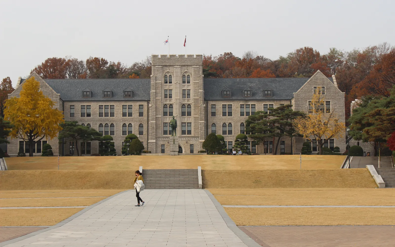 Главный корпус Korea University на кампусе Анам в Сеуле осенью