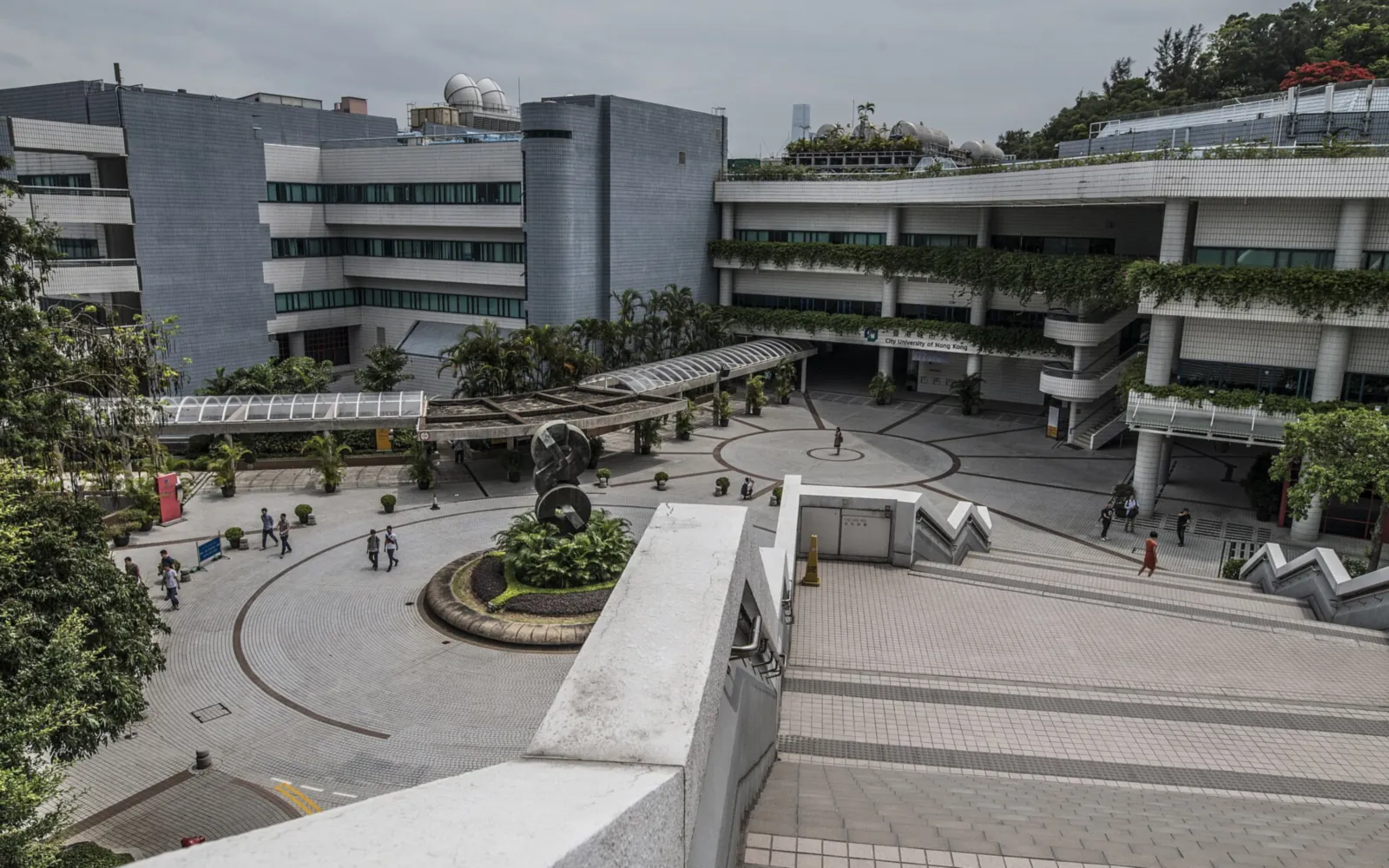 Главный двор кампуса City University of Hong Kong в Коулун-Тонге