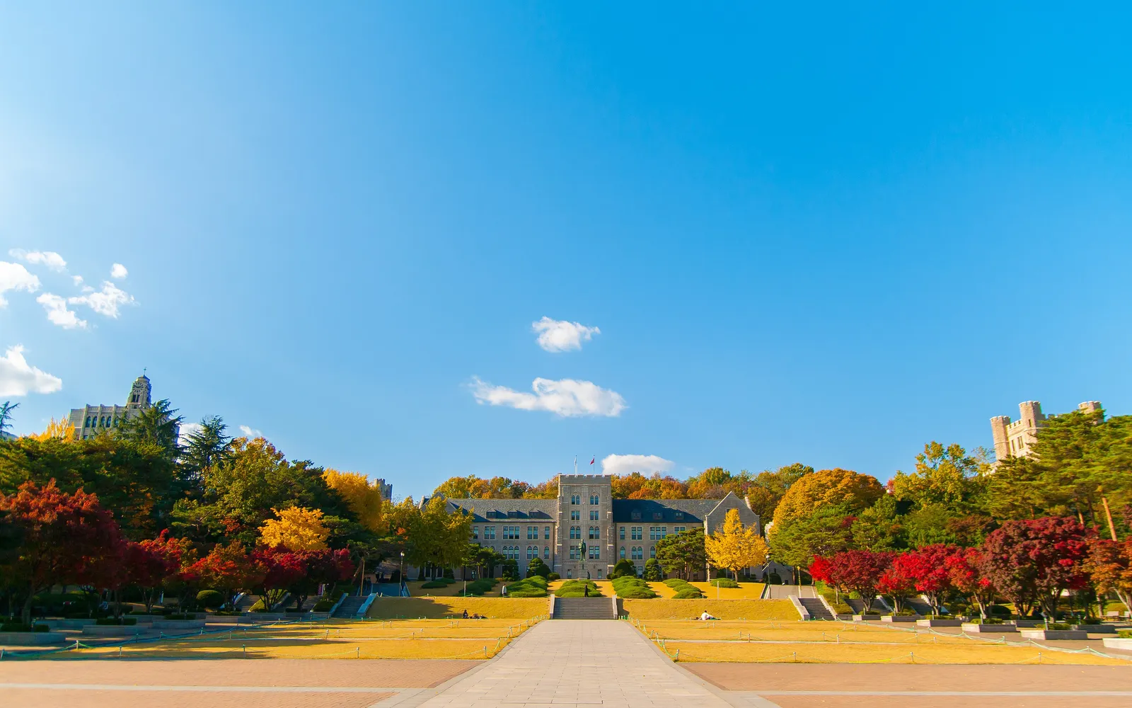 Главный корпус Korea University в Сеуле осенью