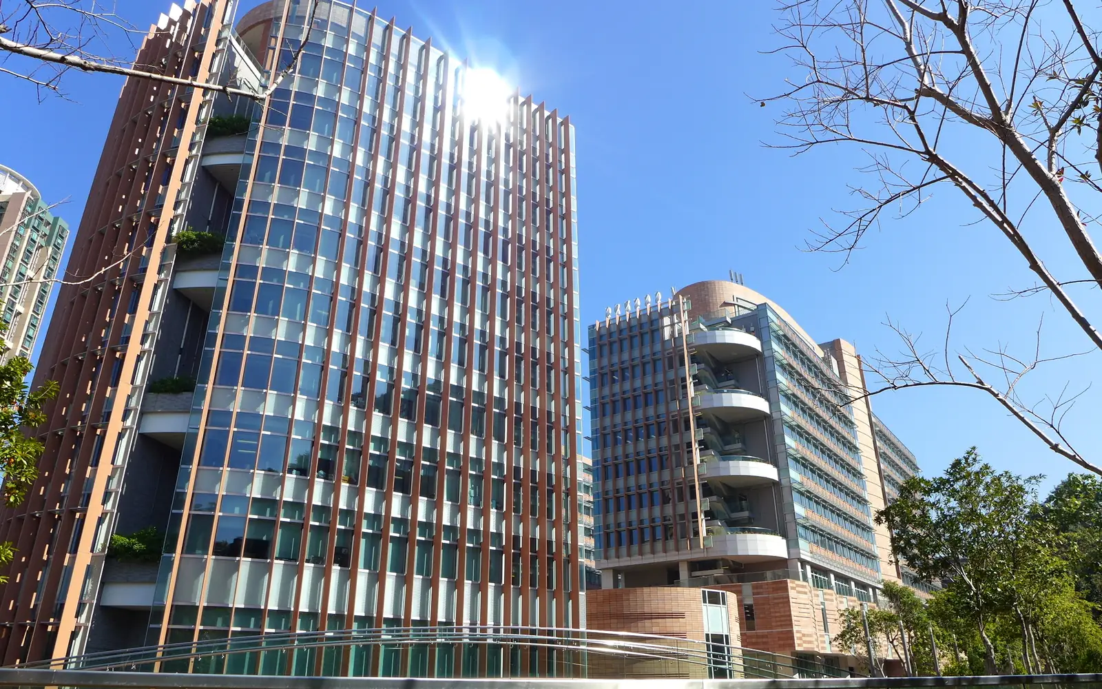 Корпуса Centennial Campus в University of Hong Kong под ярким небом