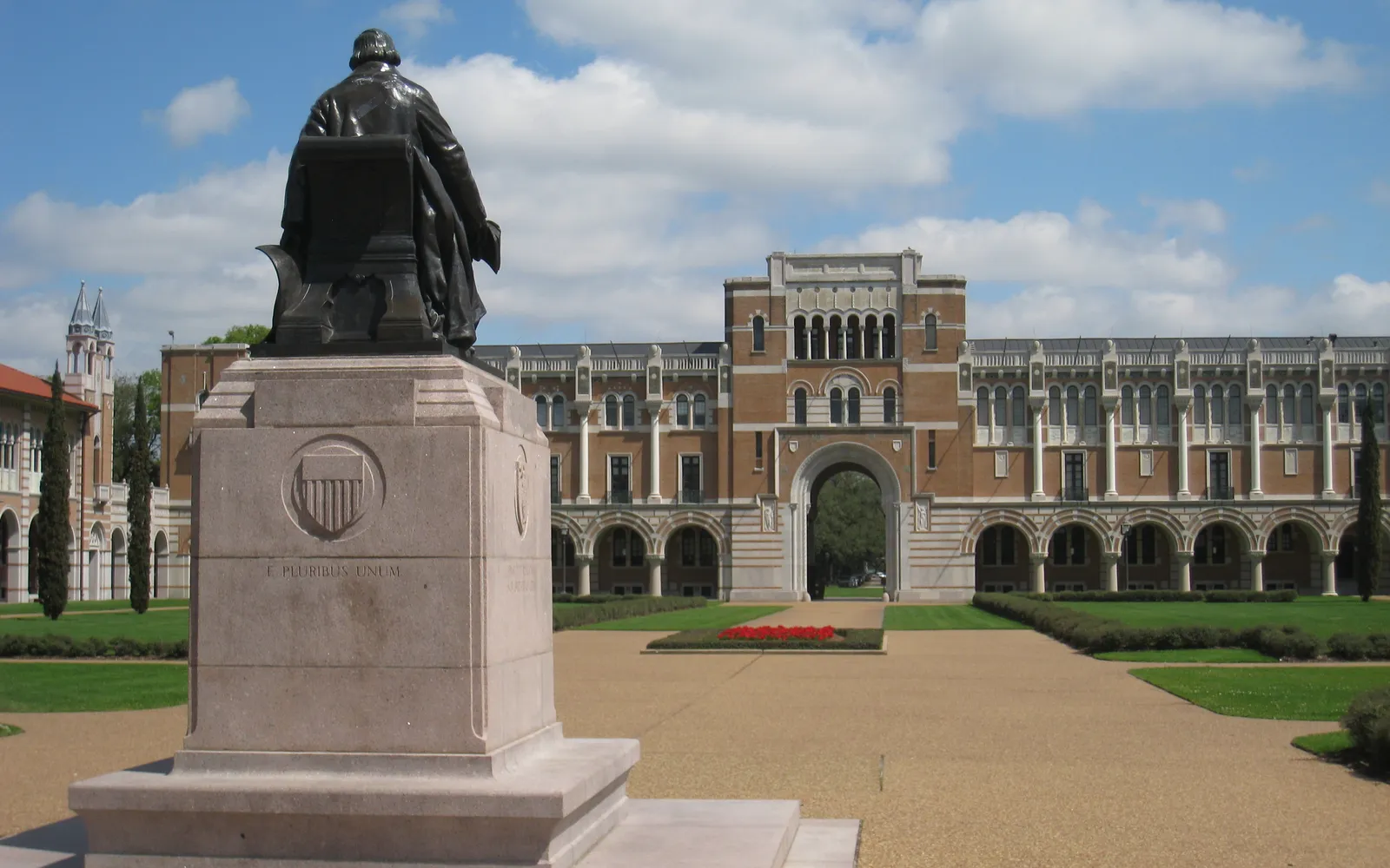 Lovett Hall и статуя основателя, Rice University, Хьюстон