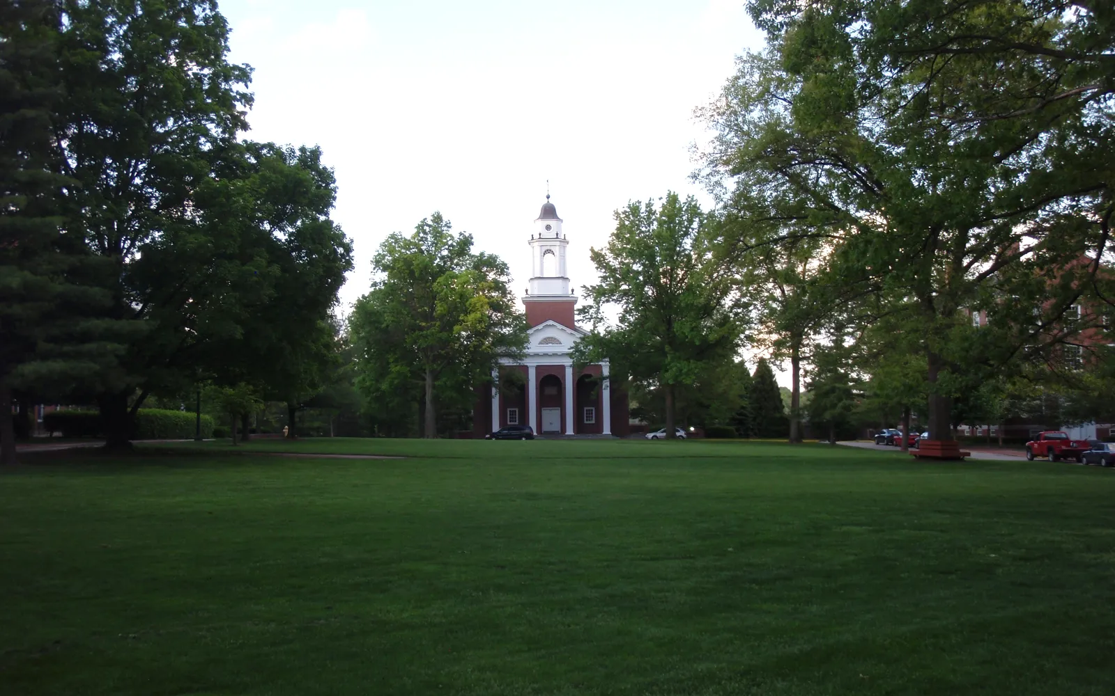 Зелёная лужайка кампуса Wabash College и часовня с белой башней
