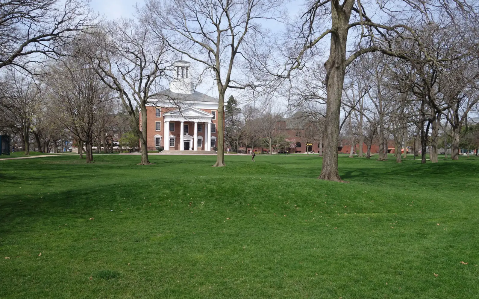 Здание Middle College на зелёном холме кампуса Beloit College в Висконсине