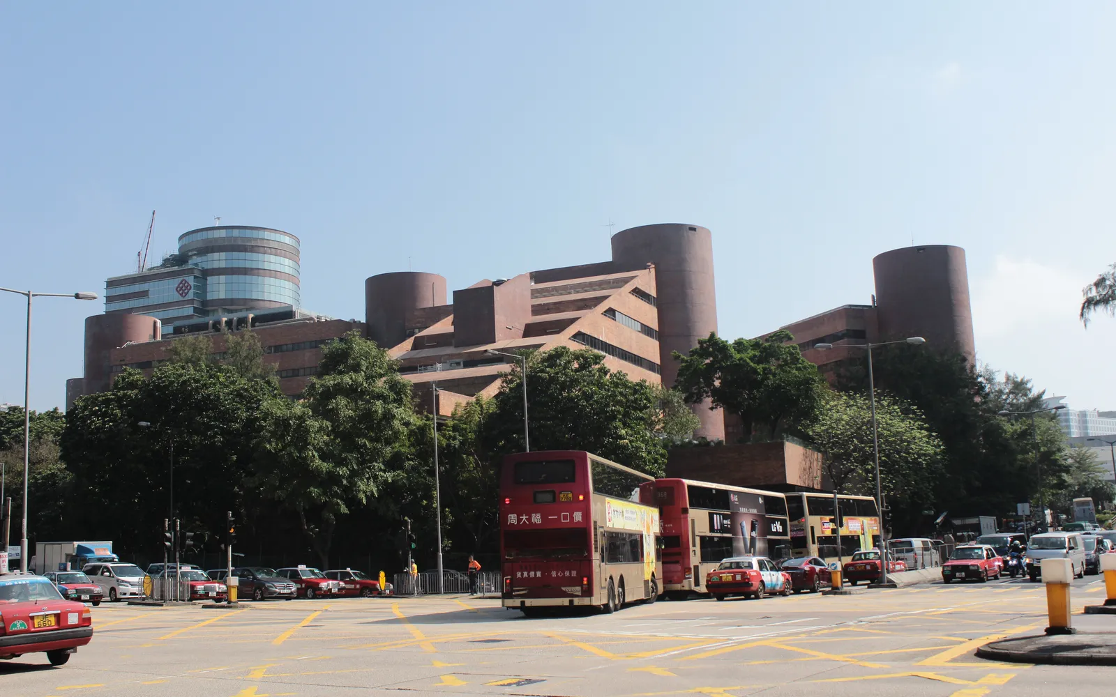 Краснокирпичные корпуса The Hong Kong Polytechnic University в Хунхоме