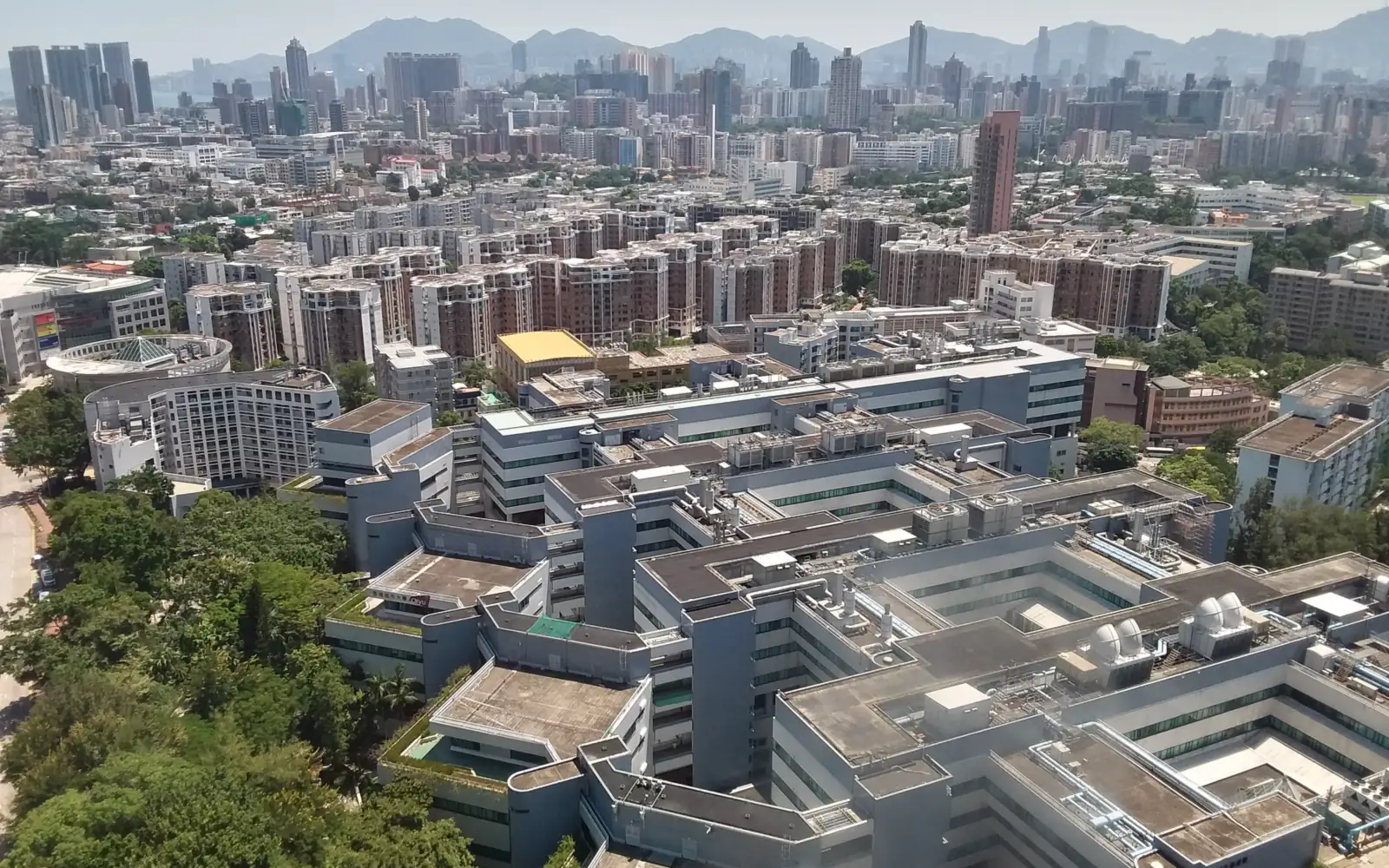 Корпуса кампуса City University of Hong Kong и Коулун с высоты