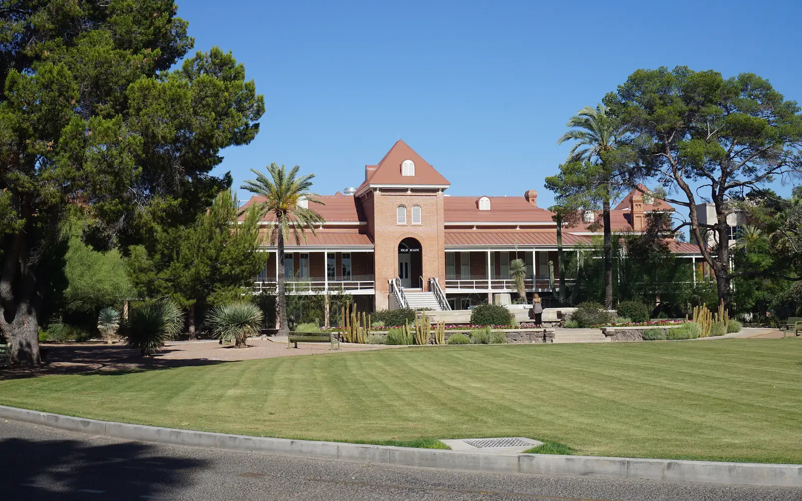 Здание Old Main в кампусе University of Arizona в Тусоне