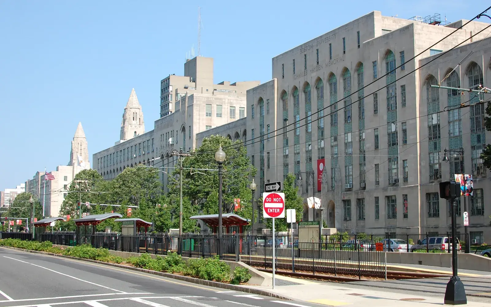 Здание College of Arts and Sciences на Commonwealth Avenue, кампус Boston University