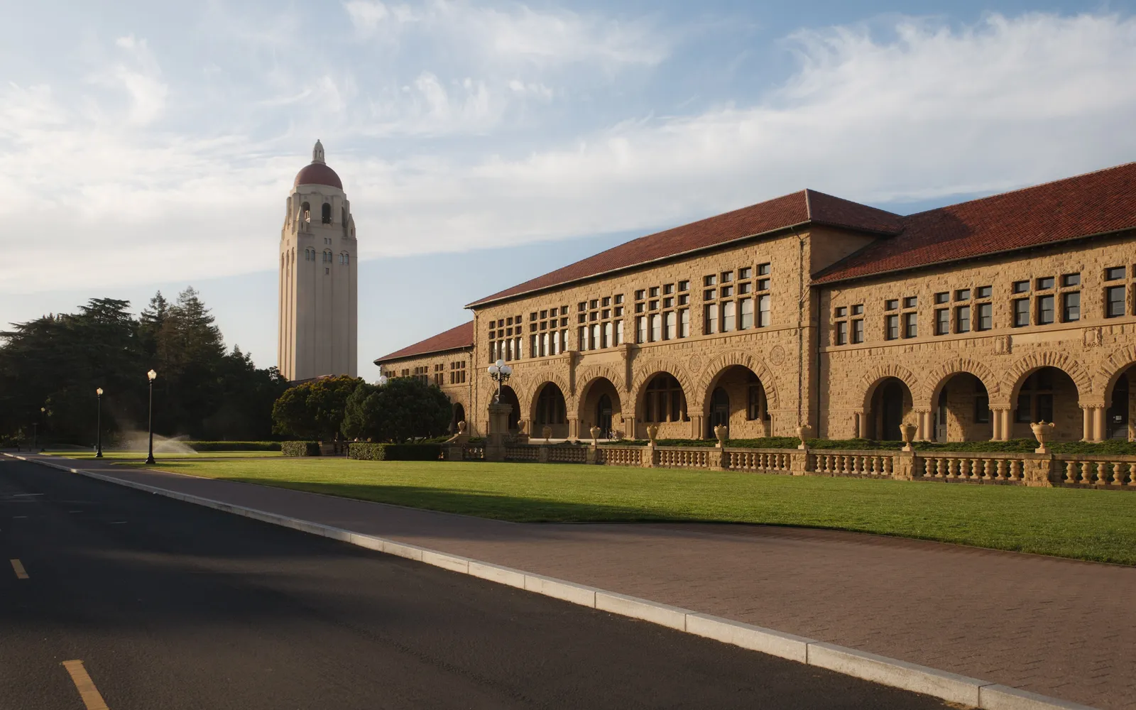 Главный двор Stanford University и башня Hoover Tower