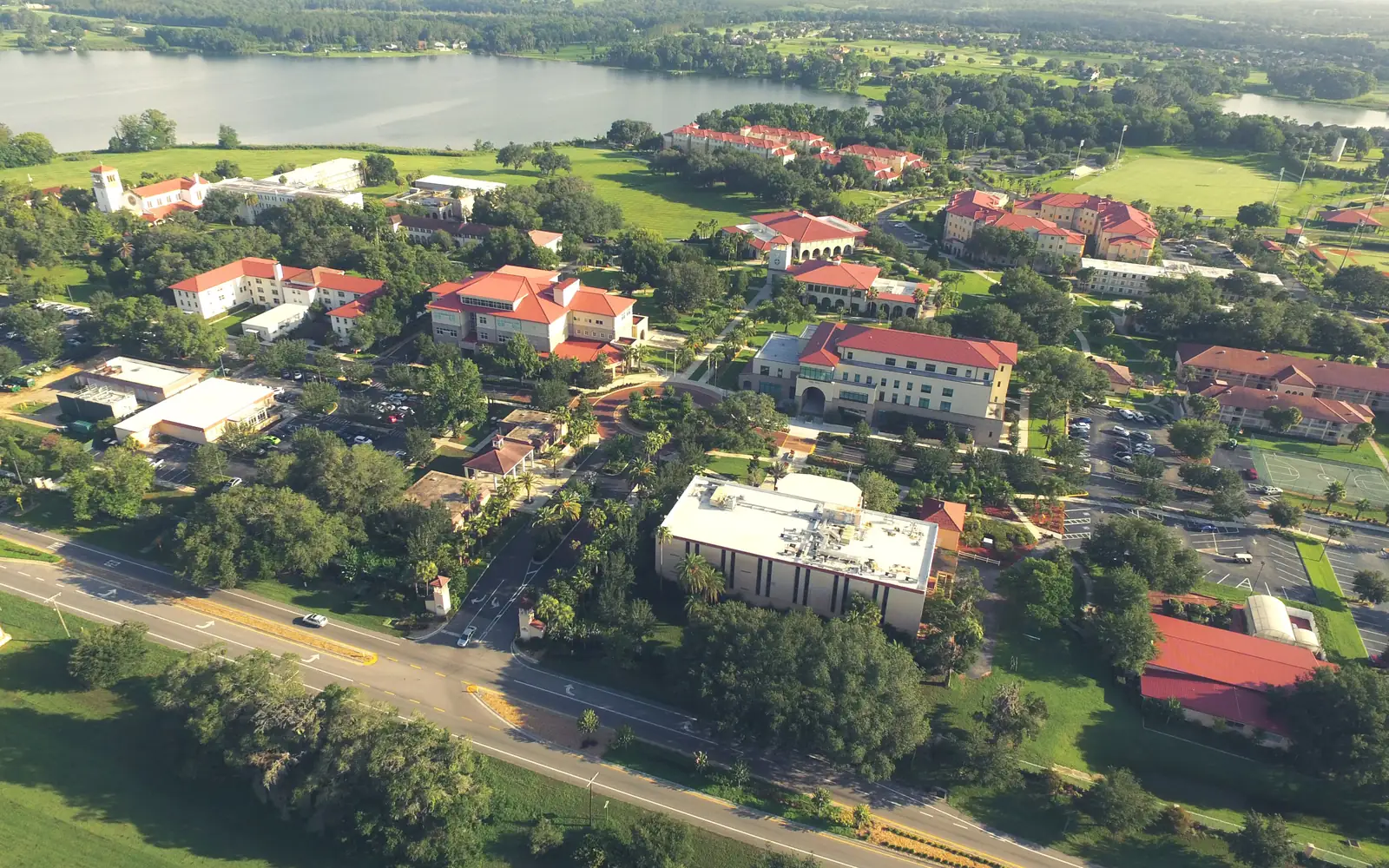 Кампус Saint Leo University во Флориде с высоты: корпуса с красными крышами у озера