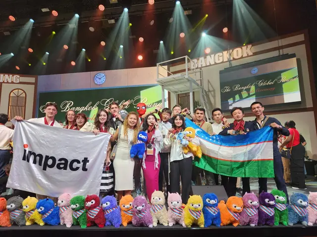 Ученики impact на сцене в Бангкоке с баннером impact