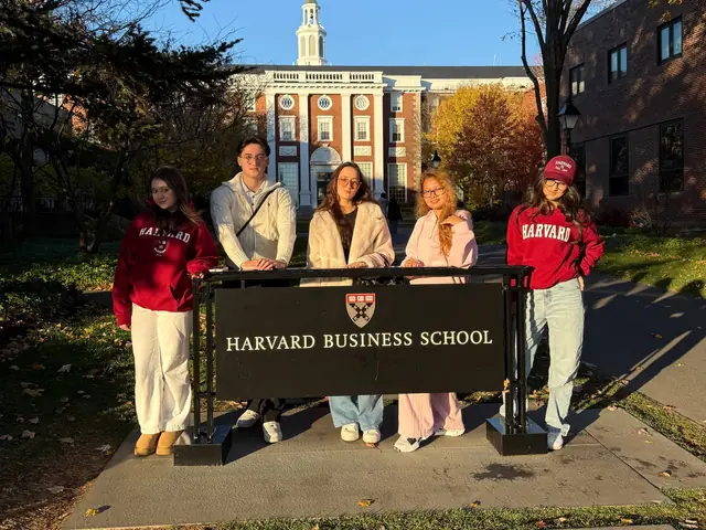 Ученики impact у таблички Harvard Business School
