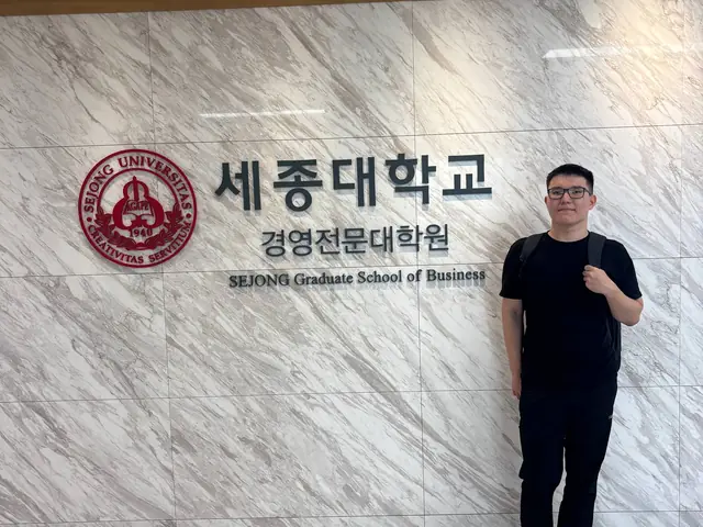 Алиахмед, ученик impact, у входа в Sejong University в Сеуле