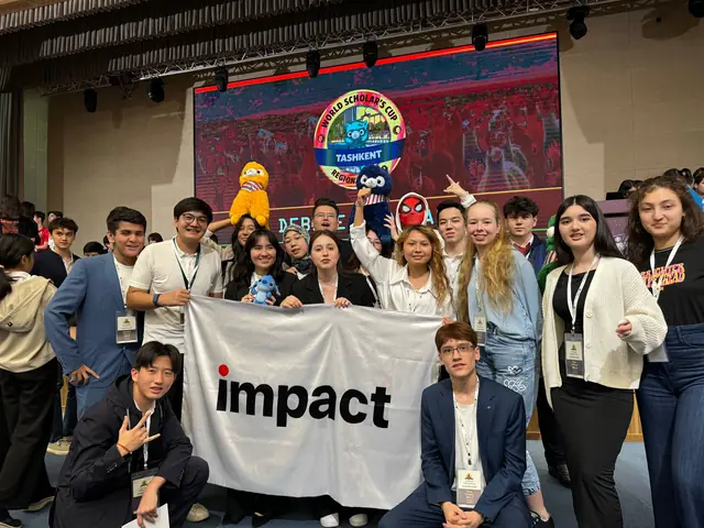 Ученики impact в Ташкенте с баннером impact